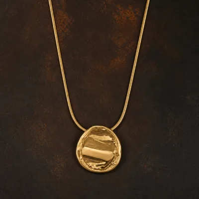 colar com medalha orgânica, variante dourada, pedra clara, referência 84837-02