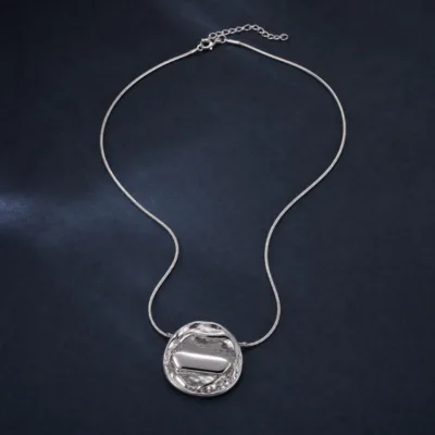 colar com medalha orgânica, variante dourada, pedra clara, referência 84837-02