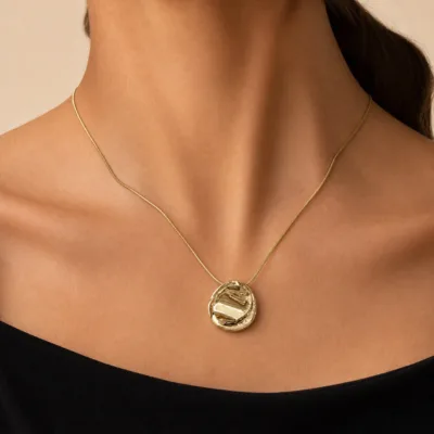 colar com medalha orgânica, variante dourada, pedra clara, referência 84837-02