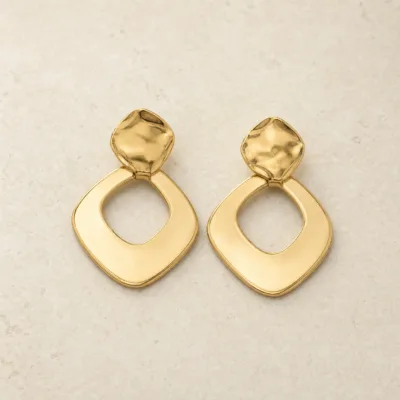 Brincos Geométricos Dourados com Aro Aberto dourado, referência 84857-01
