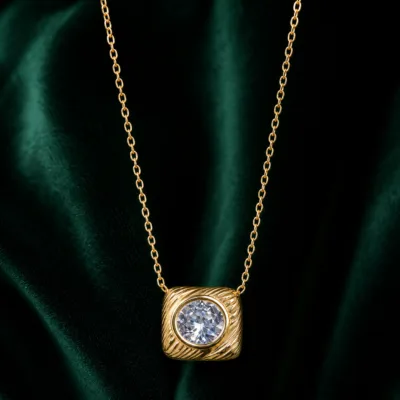 colar dourado com pendente quadrado, fundo branco, referência 85055-02
