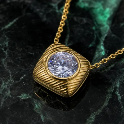 colar dourado com pendente quadrado, pedra clara de tom quente, referência 85055-02