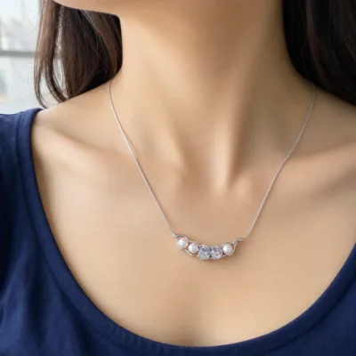 colar com pérolas e cristais, variante dourada, pedra clara, referência 85078