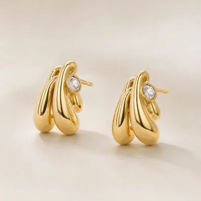 Detalhe dos brincos trio orgânico dourado