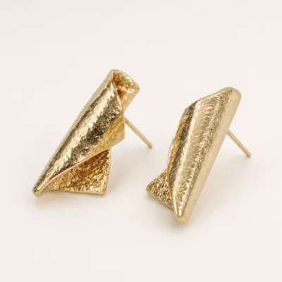 Detalhe dos brincos folha escultural dourado