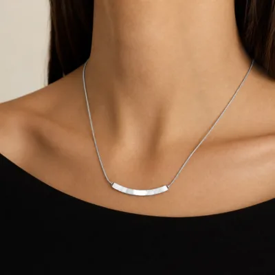 colar com barra curva, variante dourada, pedra clara, referência 85114-02