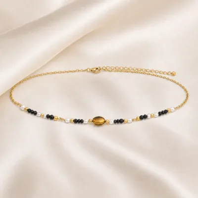 colar dourado pérolas pedras amuletos modelo A Âmbar Oval e Contas Pretas em cetim marfim