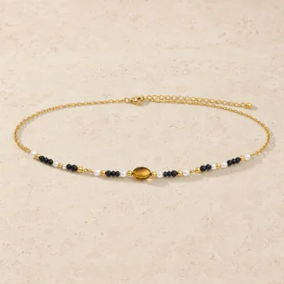colar dourado pérolas pedras amuletos modelo A Âmbar Oval e Contas Pretas em pedra clara