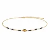 colar dourado pérolas pedras amuletos modelo A Âmbar Oval e Contas Pretas em fundo branco