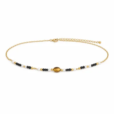 colar dourado pérolas pedras amuletos modelo A Âmbar Oval e Contas Pretas em fundo branco