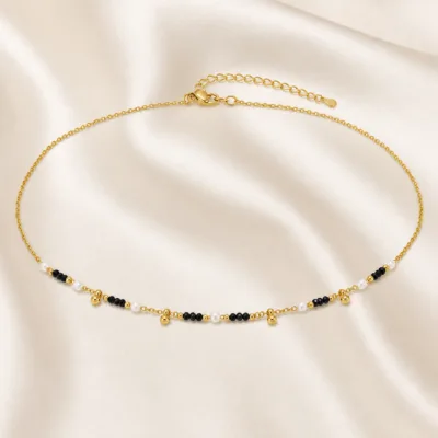 colar dourado pérolas pedras amuletos modelo B Cinco Gotas Douradas em cetim marfim