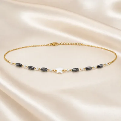 colar dourado pérolas pedras amuletos modelo C Estrela Branca e Pedras Fumadas em cetim marfim