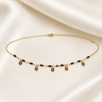 colar dourado pérolas pedras amuletos modelo D Cinco Gotas Fumadas em cetim marfim