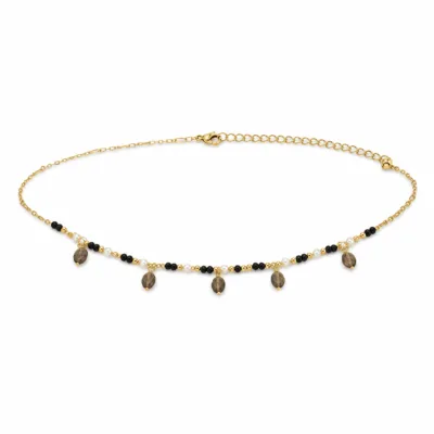 colar dourado pérolas pedras amuletos modelo D Cinco Gotas Fumadas em fundo branco