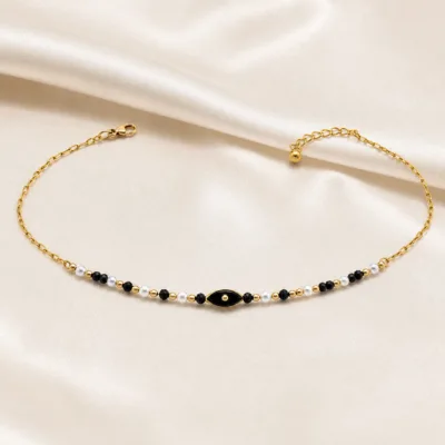 colar dourado pérolas pedras amuletos modelo E Olho Preto Central em cetim marfim