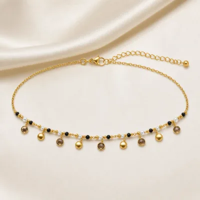 colar dourado pérolas pedras amuletos modelo F Gotas Douradas e Fumadas em cetim marfim