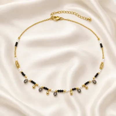 colar dourado pérolas pedras amuletos modelo G Cilindros Dourados e Gotas Fumadas em cetim marfim