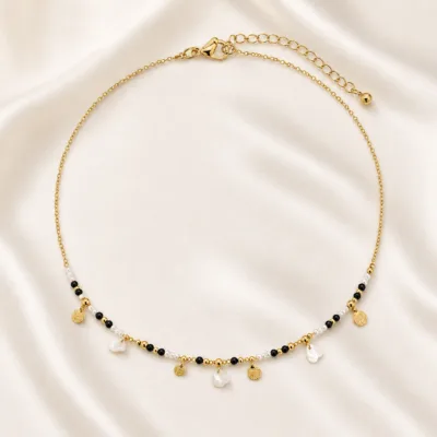 colar dourado pérolas pedras amuletos modelo H Pétalas Marfim e Medalhas Texturadas em cetim marfim