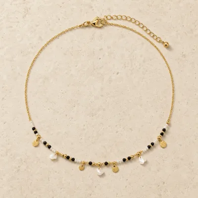 colar dourado pérolas pedras amuletos modelo H Pétalas Marfim e Medalhas Texturadas em pedra clara