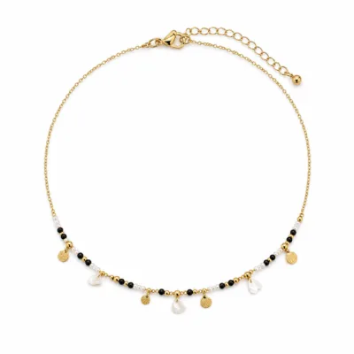colar dourado pérolas pedras amuletos modelo H Pétalas Marfim e Medalhas Texturadas em fundo branco