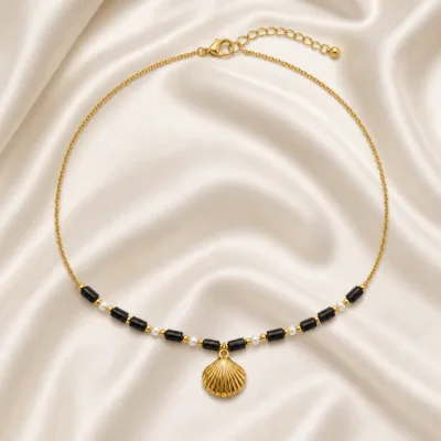 colar dourado pérolas pedras amuletos modelo K Concha Vieira Dourada em cetim marfim