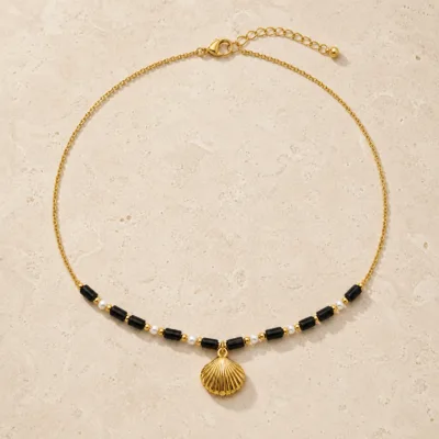 colar dourado pérolas pedras amuletos modelo K Concha Vieira Dourada em pedra clara