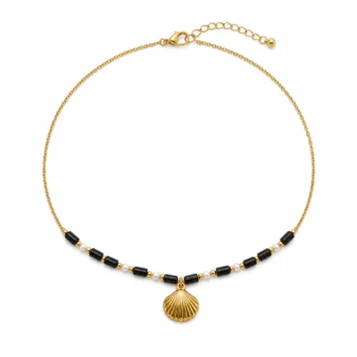 colar dourado pérolas pedras amuletos modelo K Concha Vieira Dourada em fundo branco