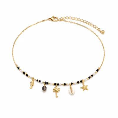colar dourado pérolas pedras amuletos modelo L Amuletos Tropicais e Concha Branca em fundo branco