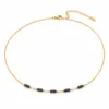 colar dourado preto com pérolas e amuletos, A — Cinco Barras Negras e Pérolas, em fundo branco, referencia 85182-02
