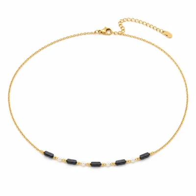 colar dourado preto com pérolas e amuletos, A — Cinco Barras Negras e Pérolas, em fundo branco, referencia 85182-02