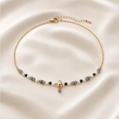colar dourado preto com pérolas e amuletos, B — Cilindros Cinza e Gota Fumada, em cetim marfim, referencia 85182-02