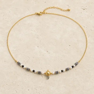 colar dourado preto com pérolas e amuletos, B — Cilindros Cinza e Gota Fumada, em pedra clara de tom quente, referencia 85182-02