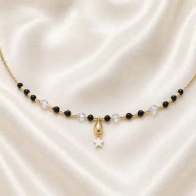 colar dourado preto com pérolas e amuletos, D — Estrela Branca e Gota Dourada, em cetim marfim, referencia 85182-02