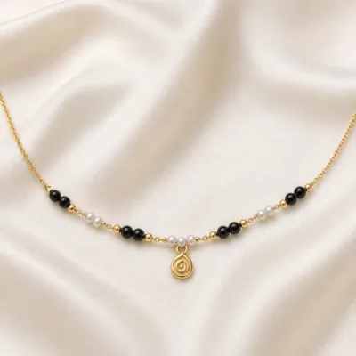 colar dourado preto com pérolas e amuletos, E — Medalha Espiral Dourada, em cetim marfim, referencia 85182-02