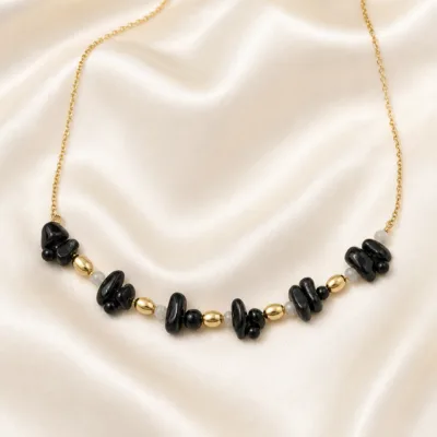 colar dourado preto com pérolas e amuletos, F — Pedra Negra e Barris Dourados, em cetim marfim, referencia 85182-02
