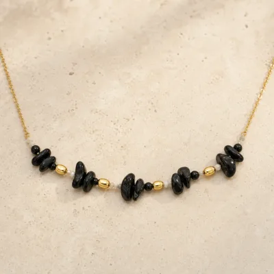 colar dourado preto com pérolas e amuletos, F — Pedra Negra e Barris Dourados, em pedra clara de tom quente, referencia 85182-02