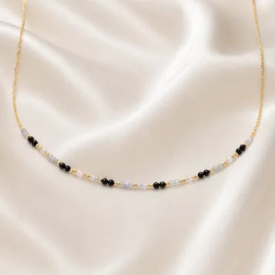 colar dourado preto com pérolas e amuletos, G — Pérolas Cinza e Lavanda, em cetim marfim, referencia 85182-02