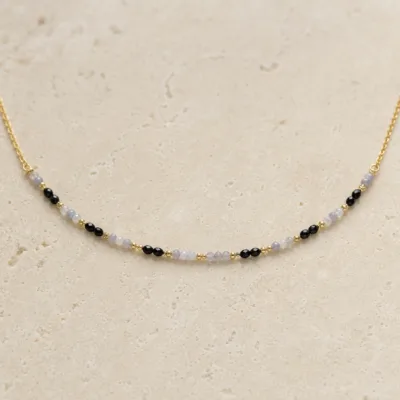 colar dourado preto com pérolas e amuletos, G — Pérolas Cinza e Lavanda, em pedra clara de tom quente, referencia 85182-02