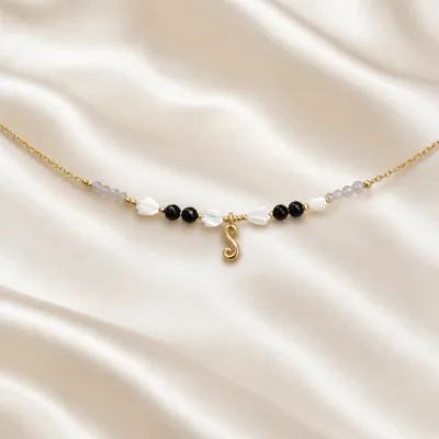 colar dourado preto com pérolas e amuletos, H — Asas Brancas e Amuleto S, em cetim marfim, referencia 85182-02