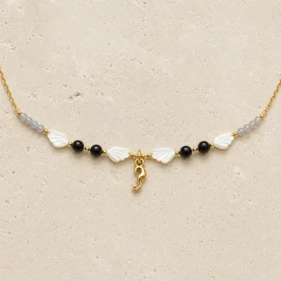 colar dourado preto com pérolas e amuletos, H — Asas Brancas e Amuleto S, em pedra clara de tom quente, referencia 85182-02