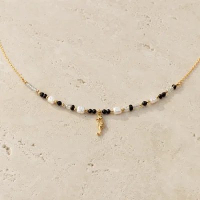 colar dourado preto com pérolas e amuletos, I — Pérolas Quadradas e Cavalo-Marinho, em pedra clara de tom quente, referencia 85182-02