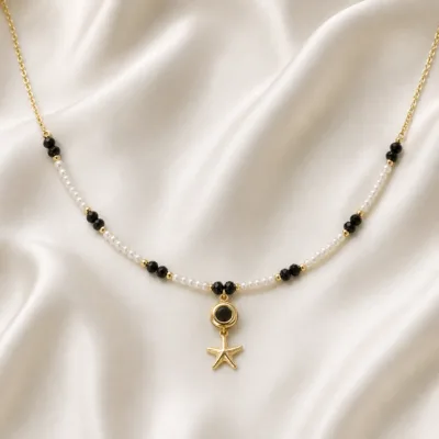 colar dourado preto com pérolas e amuletos, J — Pérolas, Aro e Estrela-do-Mar, em cetim marfim, referencia 85182-02