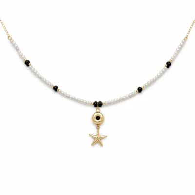 colar dourado preto com pérolas e amuletos, J — Pérolas, Aro e Estrela-do-Mar, em fundo branco, referencia 85182-02