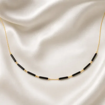 colar dourado preto com pérolas e amuletos, K — Oito Tubos Pretos, em cetim marfim, referencia 85182-02