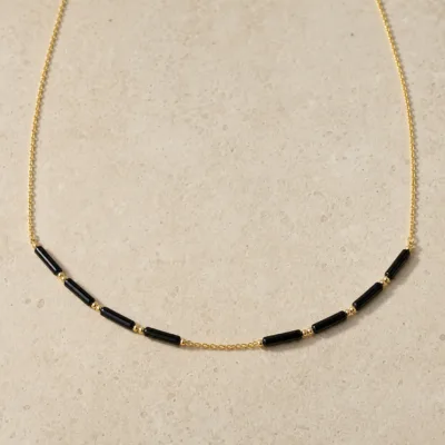 colar dourado preto com pérolas e amuletos, K — Oito Tubos Pretos, em pedra clara de tom quente, referencia 85182-02