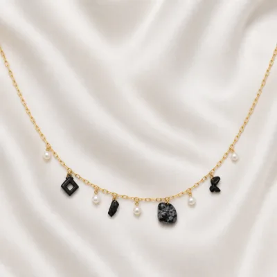 colar dourado preto com pérolas e amuletos, L — Pérolas e Quatro Amuletos Negros, em cetim marfim, referencia 85182-02