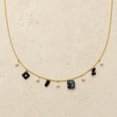 colar dourado preto com pérolas e amuletos, L — Pérolas e Quatro Amuletos Negros, em pedra clara de tom quente, referencia 85182-02