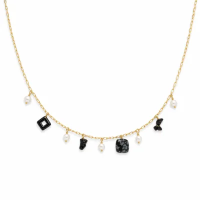 colar dourado preto com pérolas e amuletos, L — Pérolas e Quatro Amuletos Negros, em fundo branco, referencia 85182-02