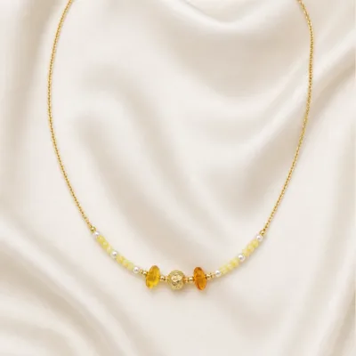 colar dourado com pérolas e contas amarelas, A — Trio Âmbar e Esfera Texturada, em cetim marfim, referencia 85182-03