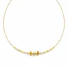 colar dourado com pérolas e contas amarelas, A — Trio Âmbar e Esfera Texturada, em fundo branco, referencia 85182-03